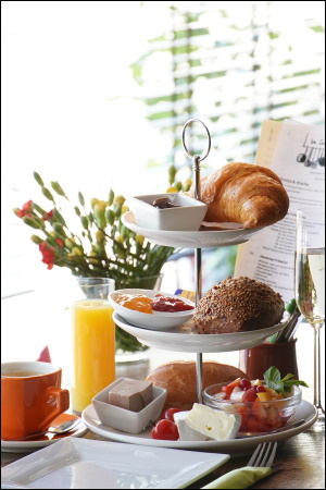 Französisches Frühstück mit Kaffee und Orangensaft
